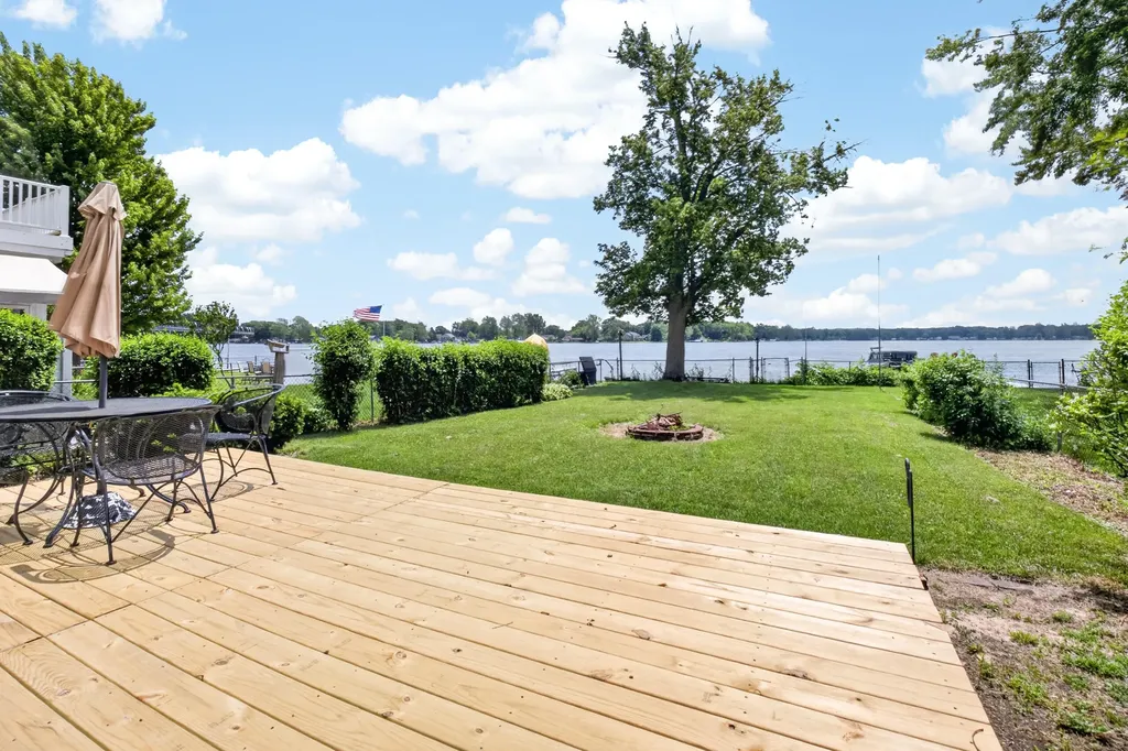 5188 Deep Point Drive Pavilion Township MI 49002