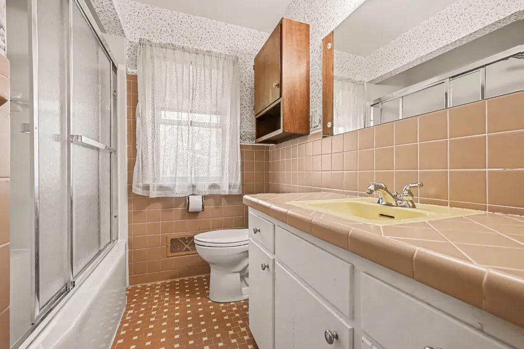 2556 Angling Road Kalamazoo City MI 49008