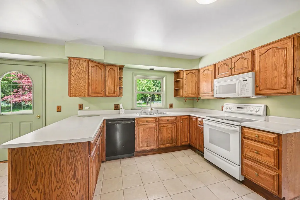 2556 Angling Road Kalamazoo City MI 49008