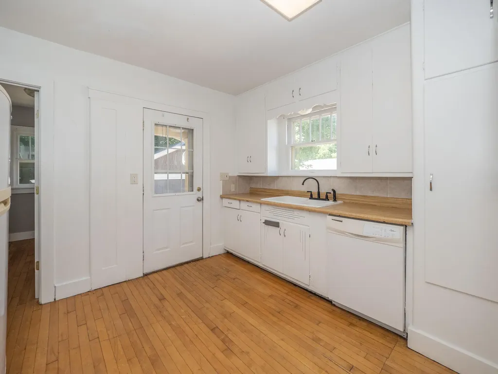 2127 W Main Street Kalamazoo Charter Township MI 49006