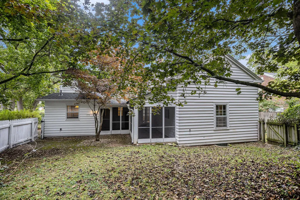 2126 Benjamin Avenue Kalamazoo City MI 49008