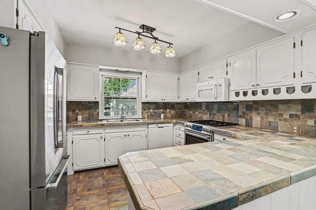 2126 Benjamin Avenue Kalamazoo City MI 49008
