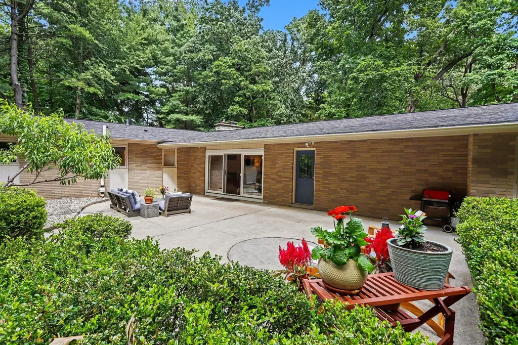 6028 Manorwood Drive Oshtemo Charter Township MI 49009