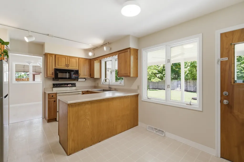 2121 Lakewood Drive Kalamazoo Charter Township MI 49001