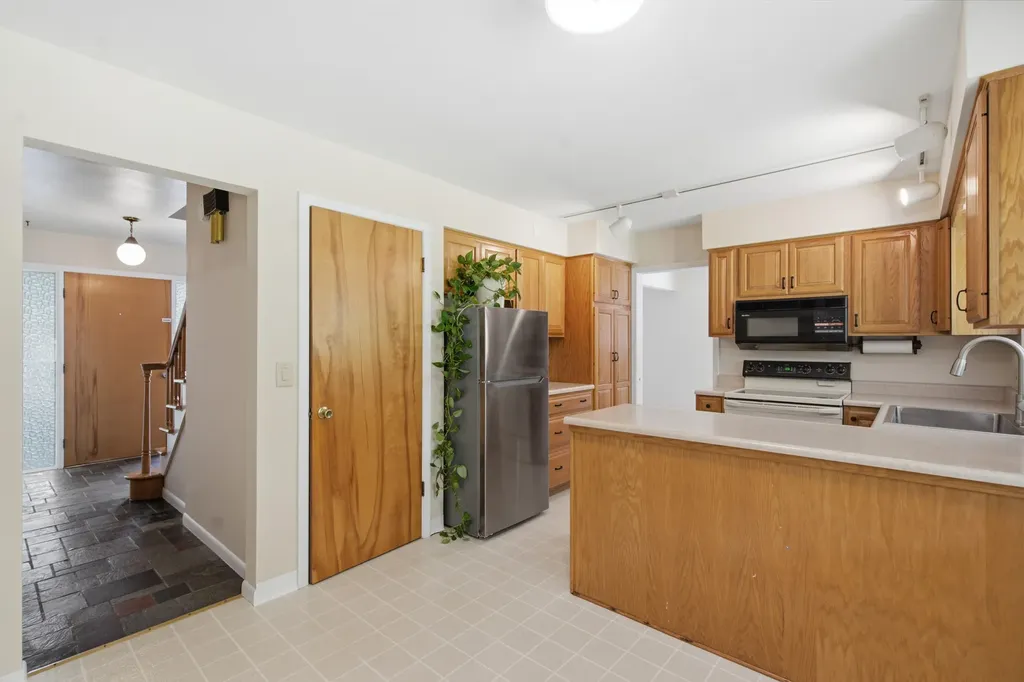 2121 Lakewood Drive Kalamazoo Charter Township MI 49001