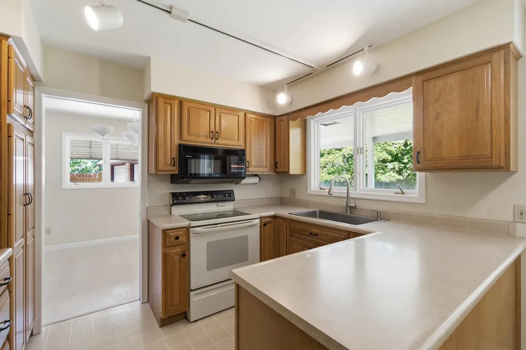 2121 Lakewood Drive Kalamazoo Charter Township MI 49001