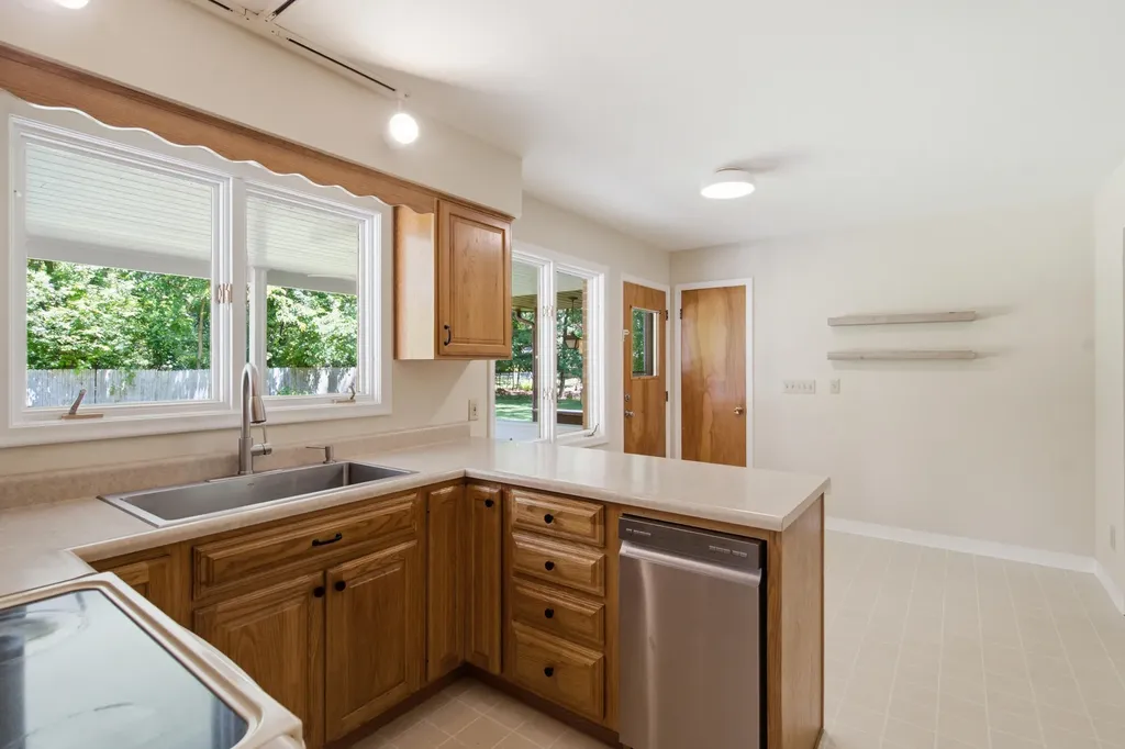 2121 Lakewood Drive Kalamazoo Charter Township MI 49001