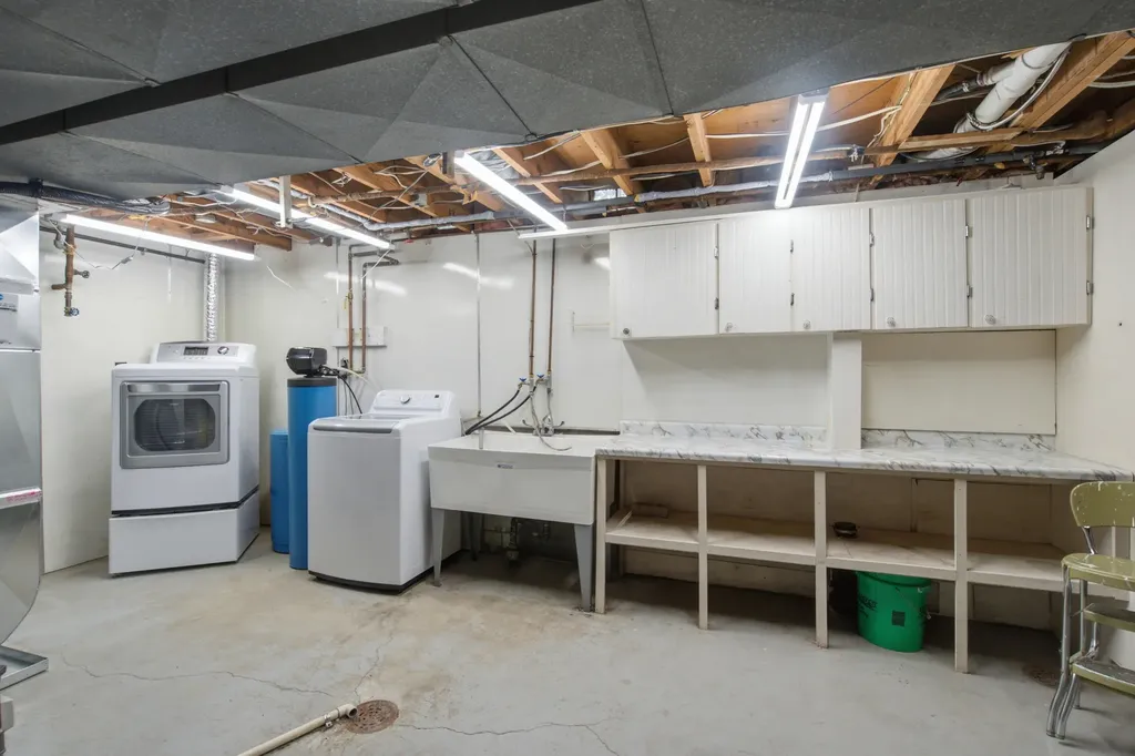 2121 Lakewood Drive Kalamazoo Charter Township MI 49001