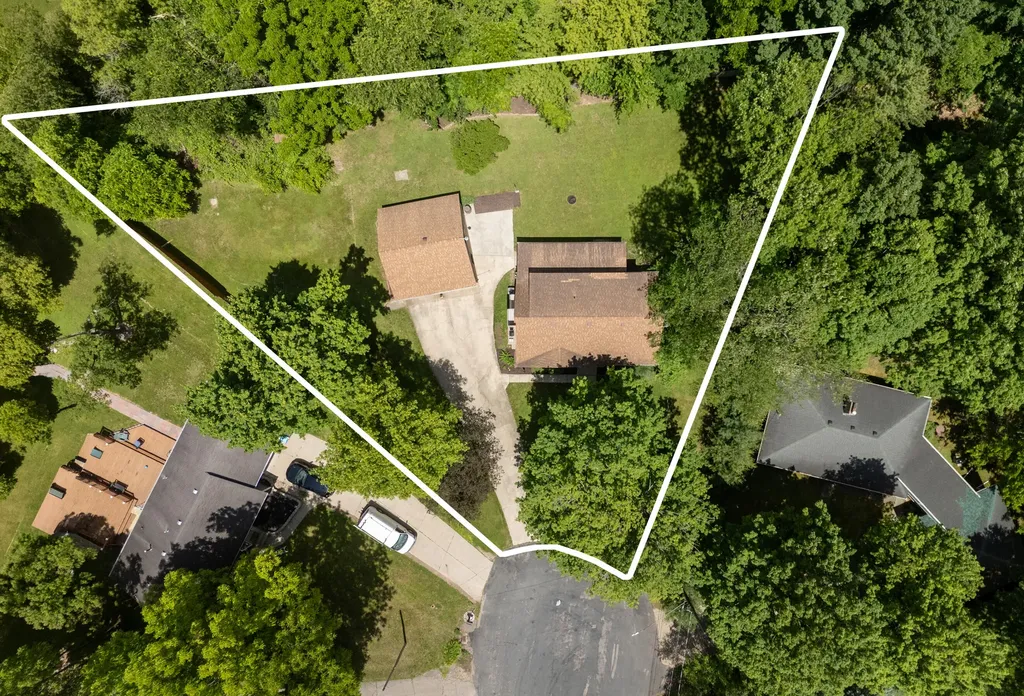2121 Lakewood Drive Kalamazoo Charter Township MI 49001