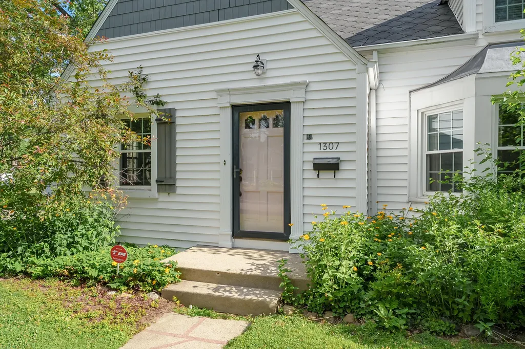 1307 Lakeway Avenue Kalamazoo City MI 49001