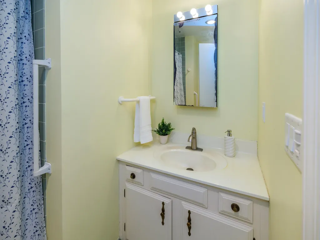 4040 Greenleaf Circle Kalamazoo City MI 49008