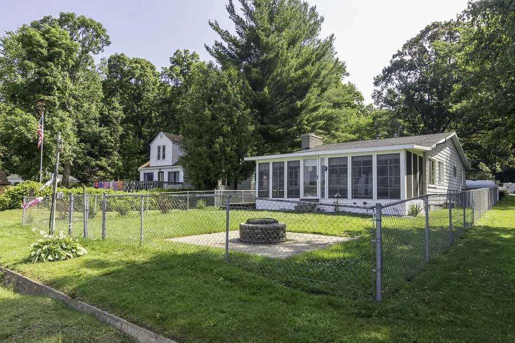 124 Peterson Drive Cheshire Township MI 49055