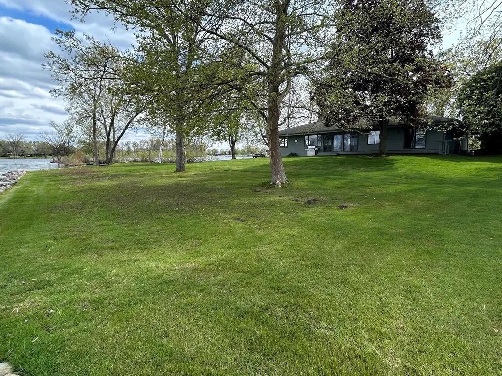 11975 E Lee Mar Drive Brady Township MI 49097