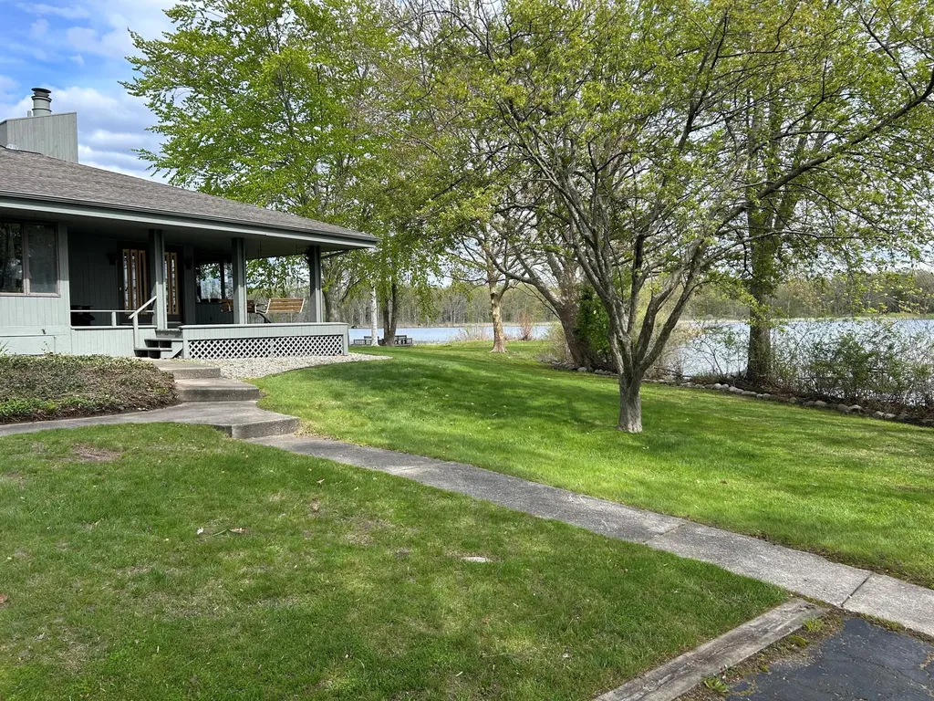 11975 E Lee Mar Drive Brady Township MI 49097