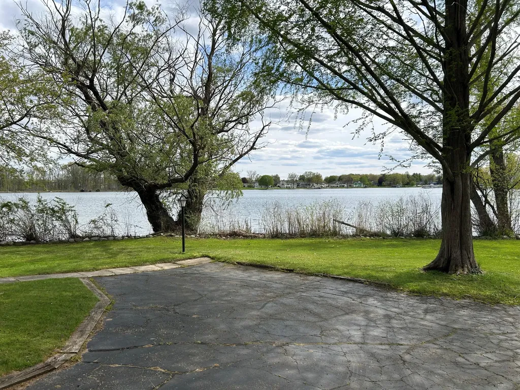 11975 E Lee Mar Drive Brady Township MI 49097