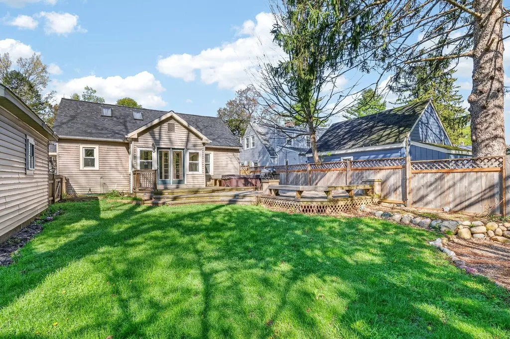 616 Pinehurst Boulevard Kalamazoo Charter Township MI 49006