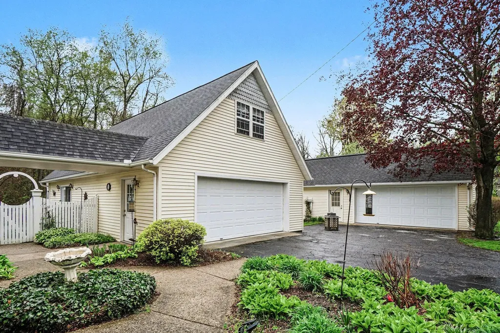 4961 Beechwood Drive Hope Township MI 49046