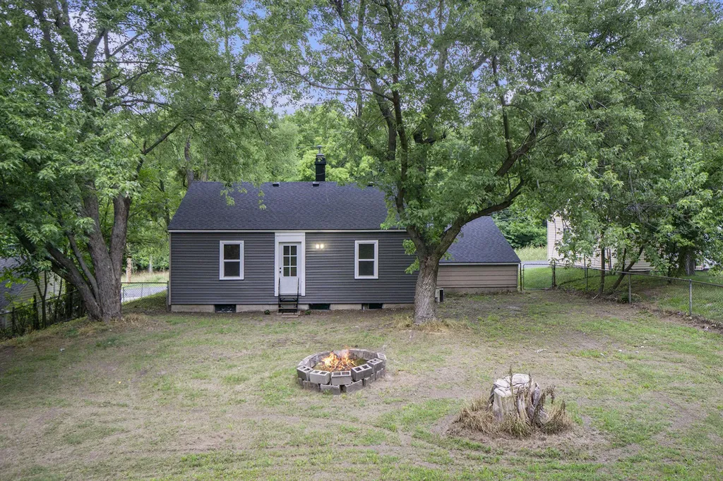 1042 E Mosel Avenue Kalamazoo Charter Township MI 49004