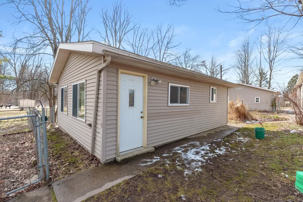 35553 M 43 Waverly Township MI 49079