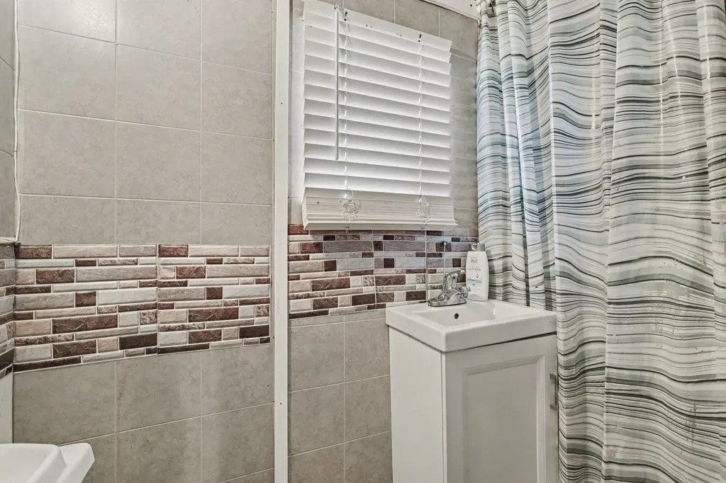 17 Tennyson Avenue Battle Creek City MI 49015