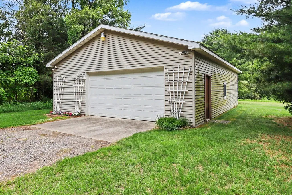 21641 Pine Lake Road Pennfield Charter Township MI 49014