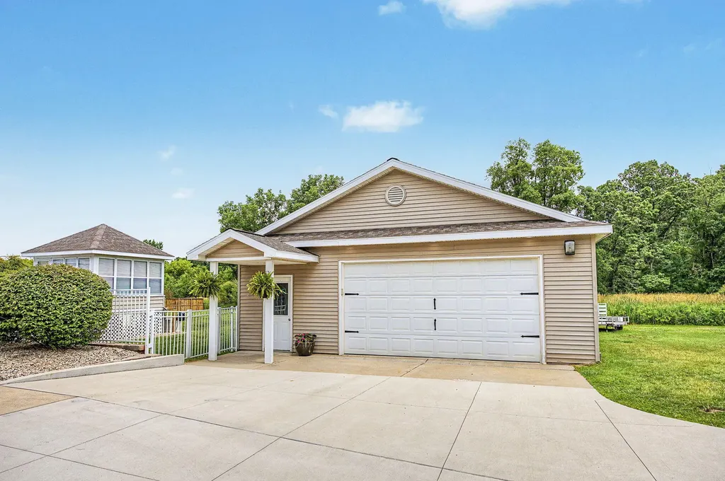 6844 Napoleon Road Leoni Township MI 49201