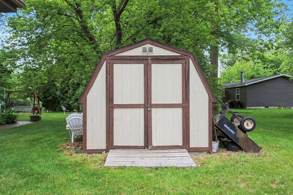 46896 Meadow Lane Hamilton Township MI 49045