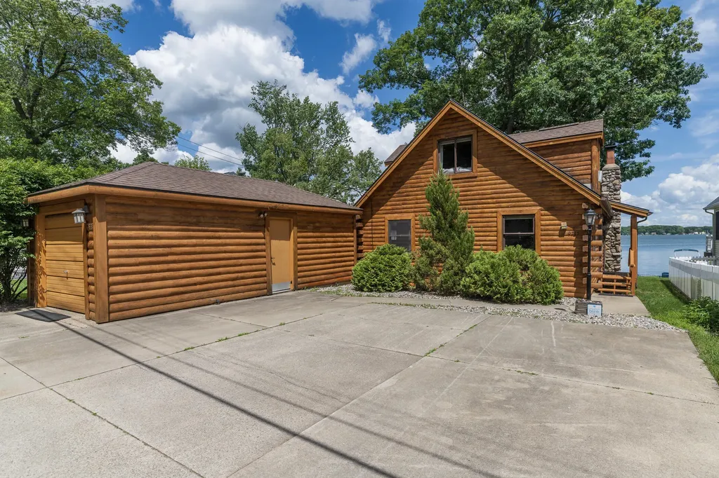 9715 Woodlawn Drive Portage City MI 49002