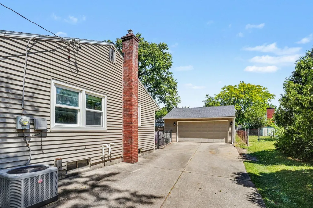 423 E Glenguile Street Parchment City MI 49004