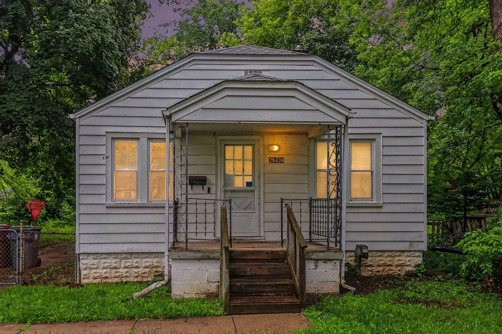 28438 Glenwood Street Inkster City MI 48141