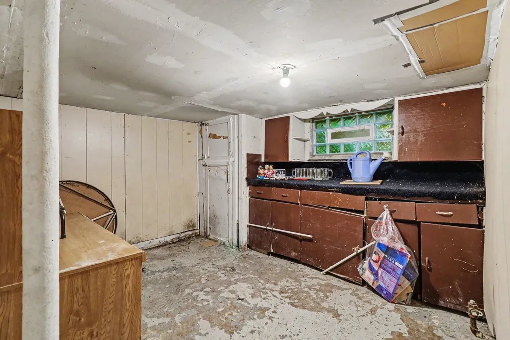 28438 Glenwood Street Inkster City MI 48141