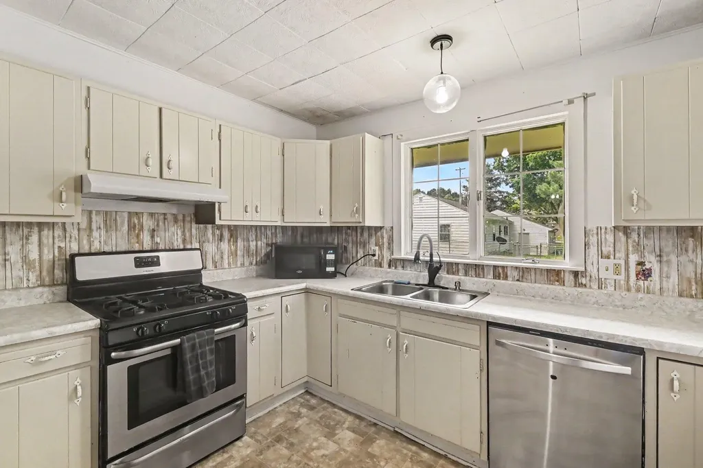 412 Merritt Street Charlotte City MI 48813