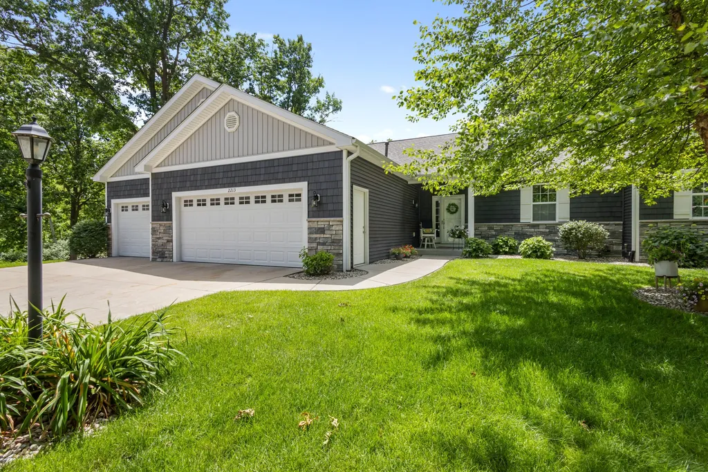 2213 Hunters Pond Comstock Charter Township MI 49048