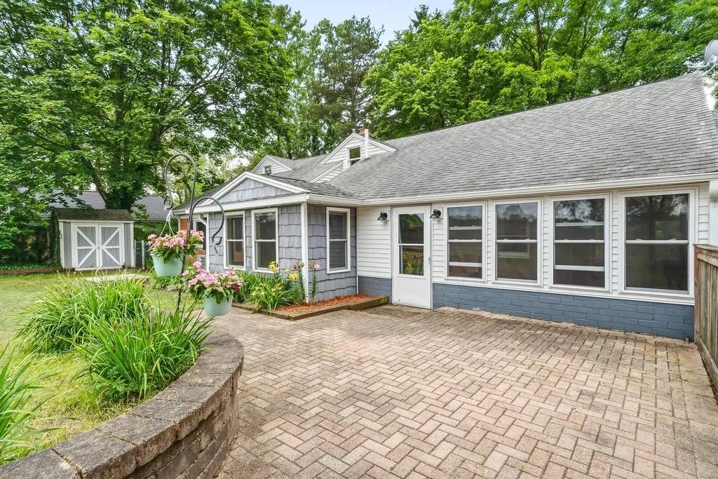 1218 Pinehurst Boulevard Kalamazoo Charter Township MI 49006