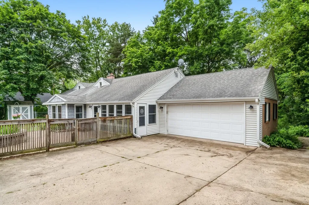 1218 Pinehurst Boulevard Kalamazoo Charter Township MI 49006