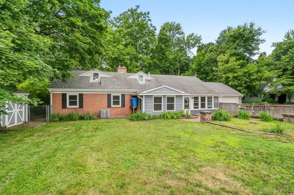 1218 Pinehurst Boulevard Kalamazoo Charter Township MI 49006