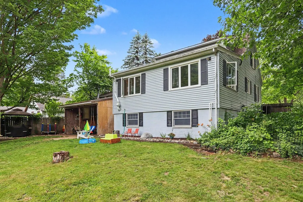2518 E G Avenue Kalamazoo City MI 49004