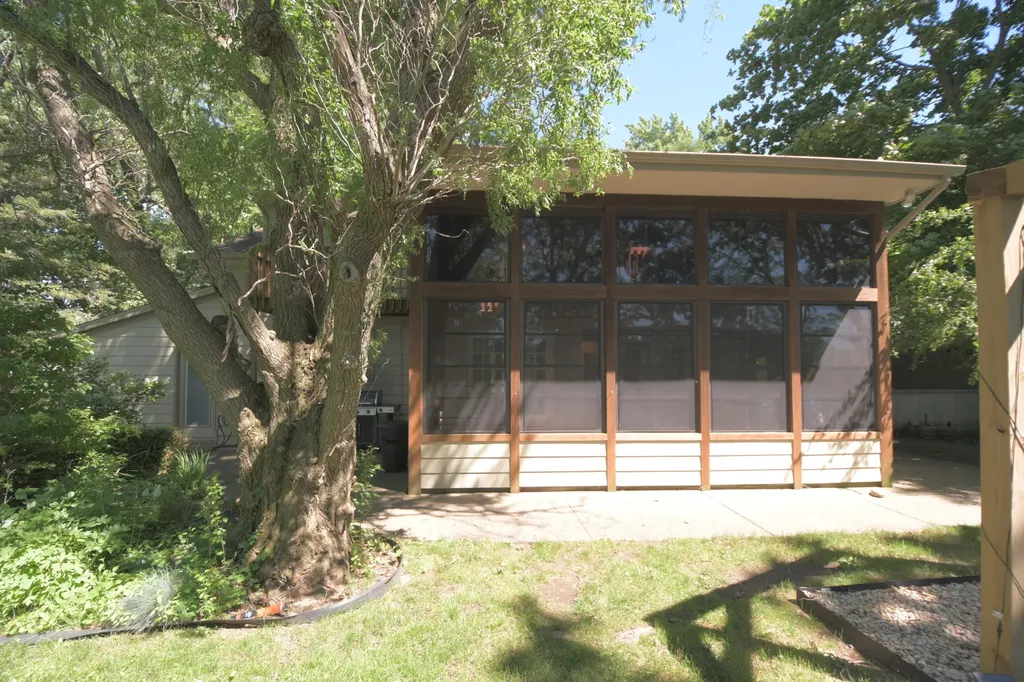 803 N Kalamazoo Street Paw Paw Village MI 49079