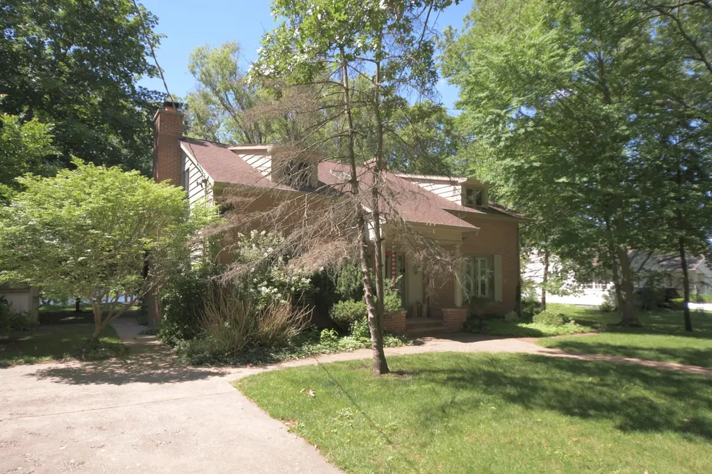 803 N Kalamazoo Street Paw Paw Village MI 49079