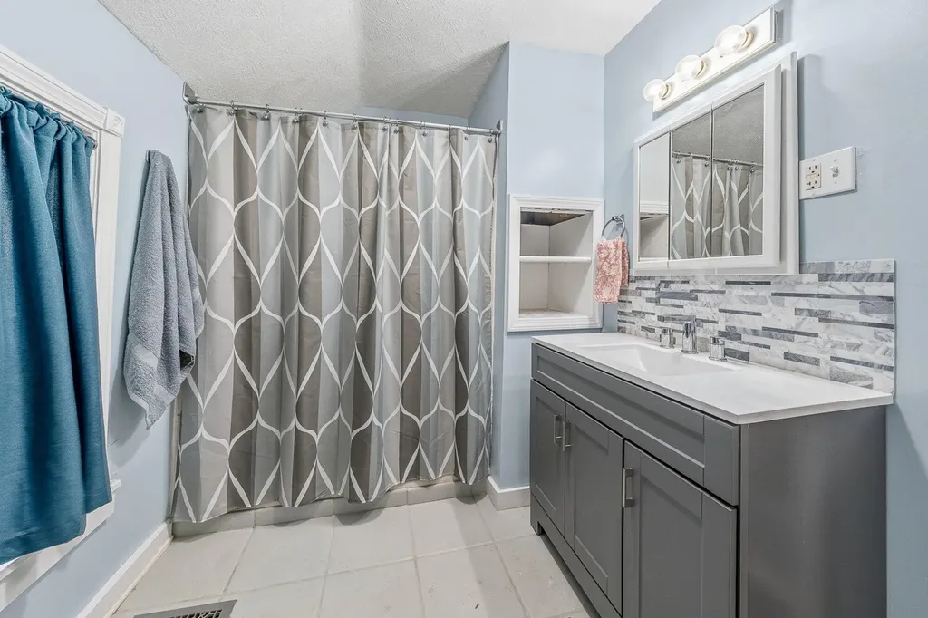 717 Mccourtie Street Kalamazoo City MI 49008