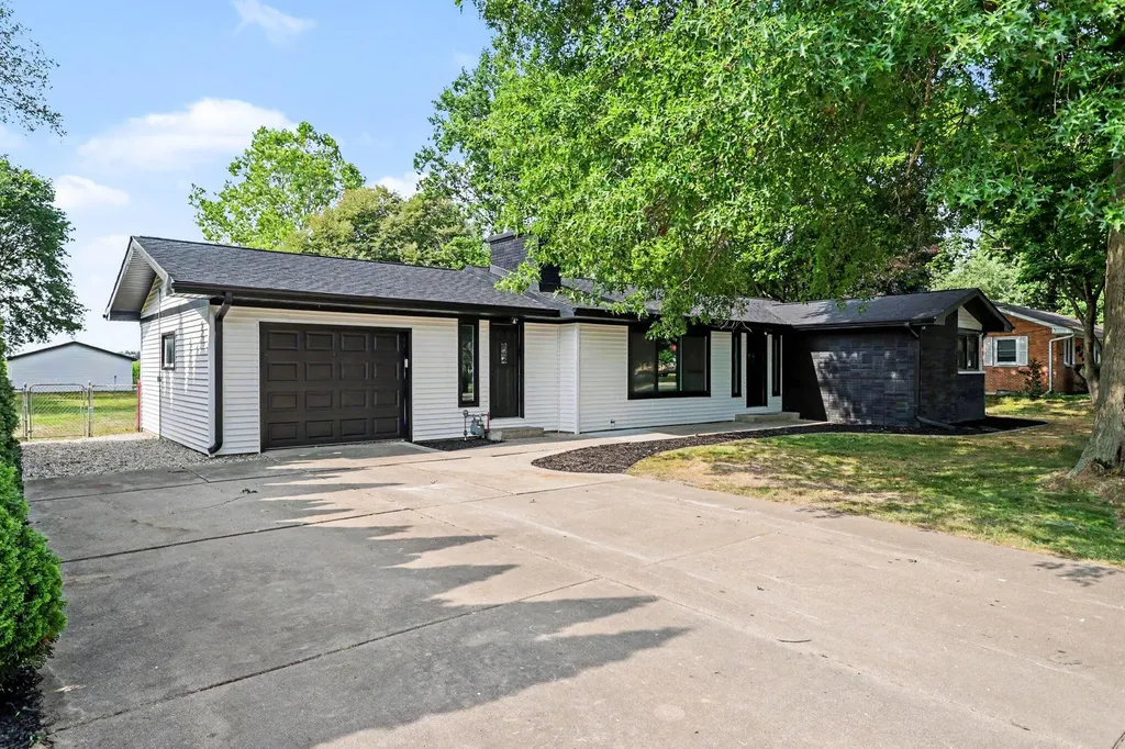 220 Pennbrook Trail Pennfield Charter Township MI 49017