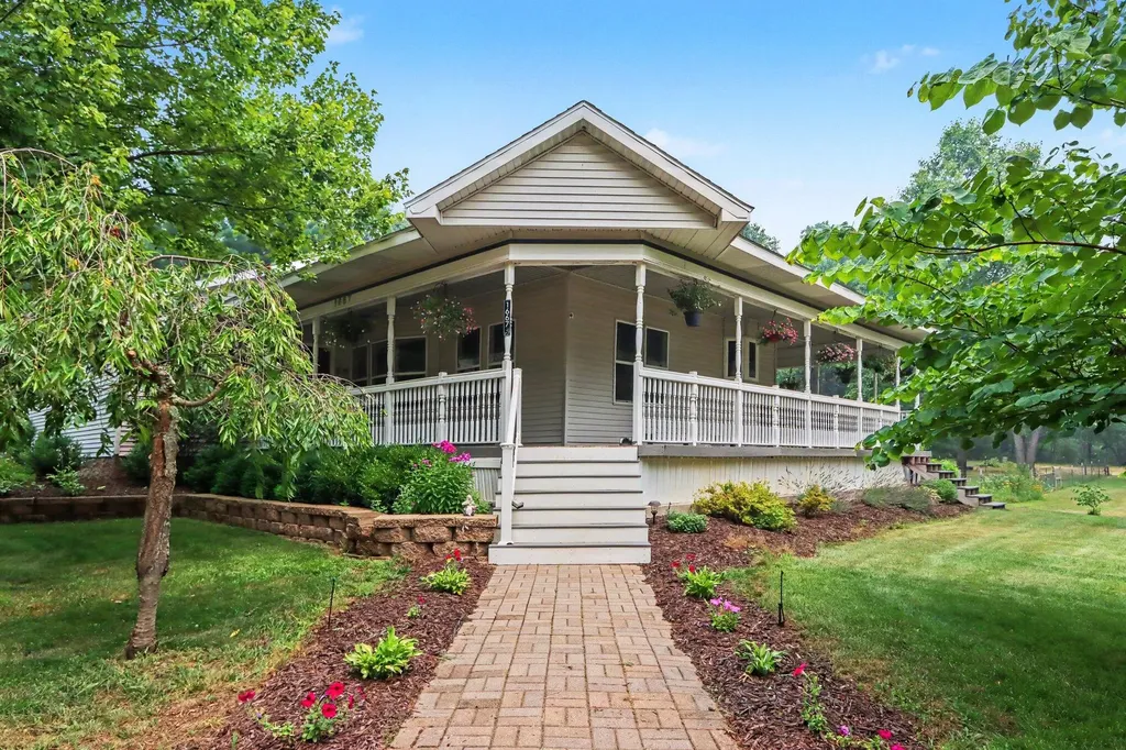 1667 Oakwood Trail Valley Township MI 49010