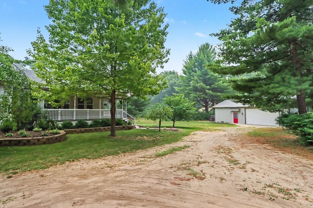 1667 Oakwood Trail Valley Township MI 49010