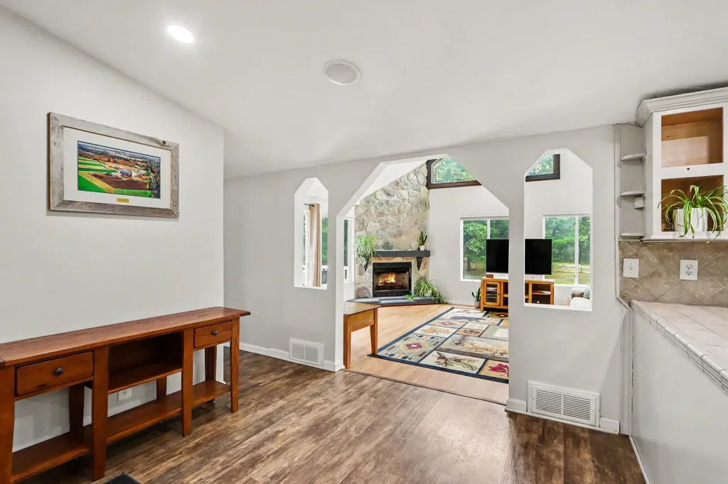 1667 Oakwood Trail Valley Township MI 49010