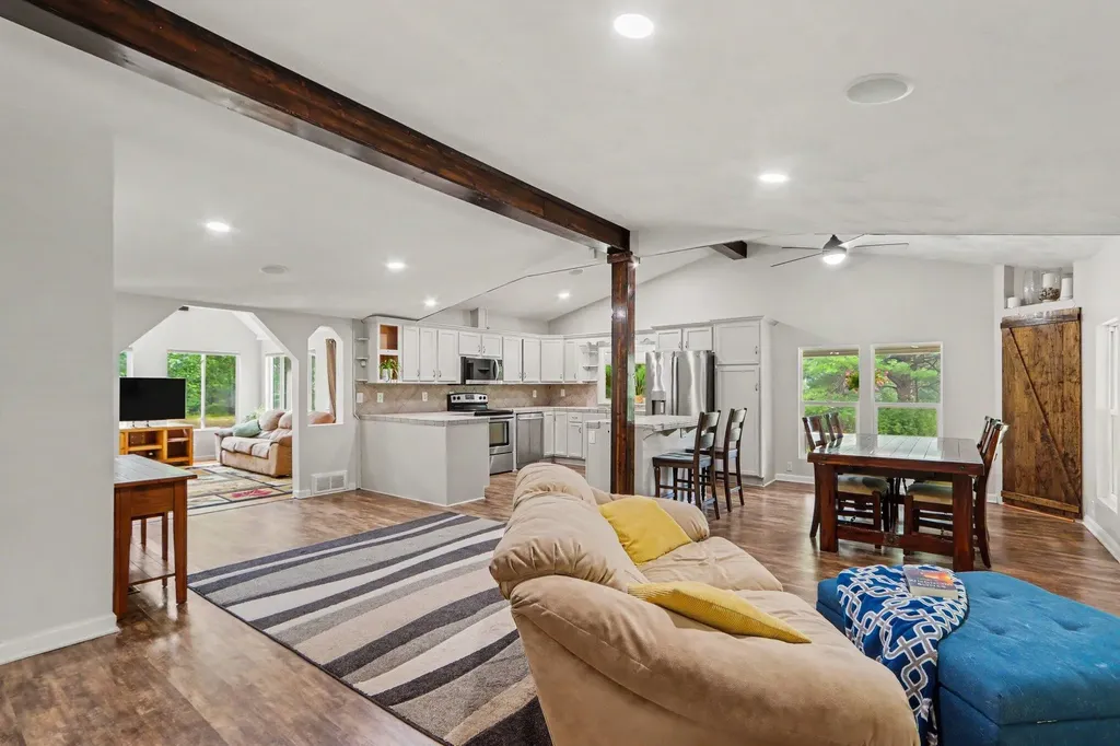 1667 Oakwood Trail Valley Township MI 49010
