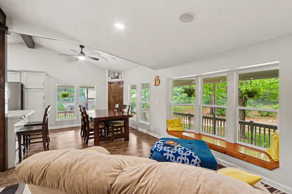 1667 Oakwood Trail Valley Township MI 49010