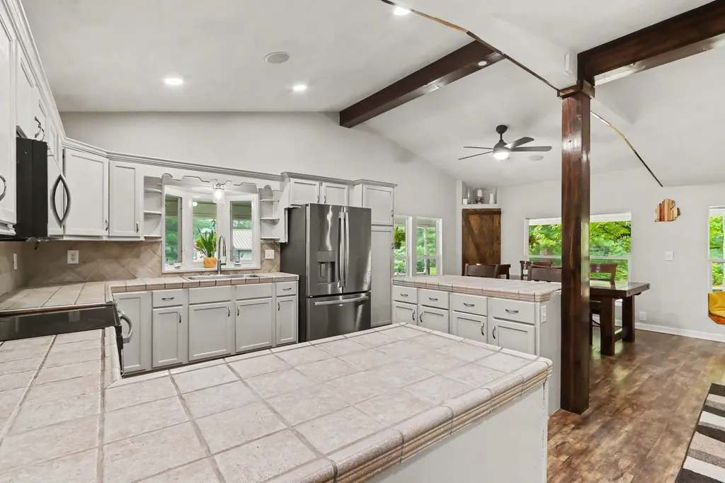 1667 Oakwood Trail Valley Township MI 49010