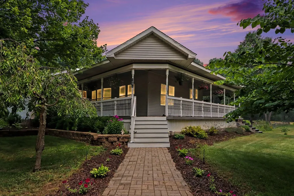 1667 Oakwood Trail Valley Township MI 49010