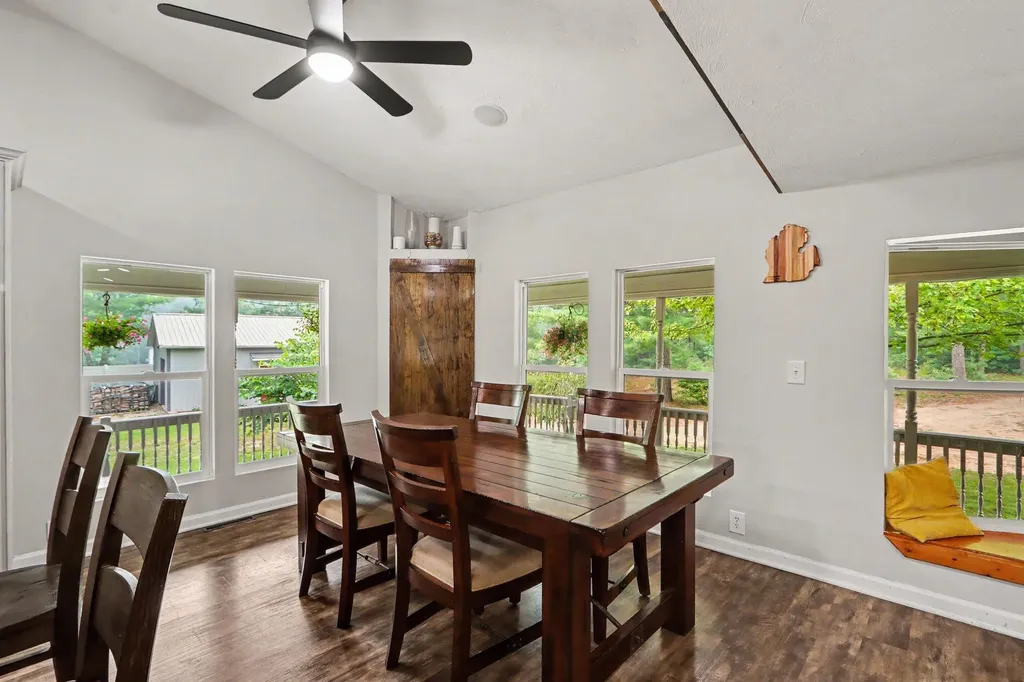 1667 Oakwood Trail Valley Township MI 49010