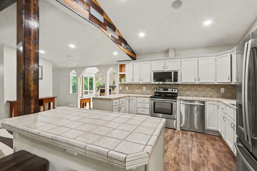 1667 Oakwood Trail Valley Township MI 49010